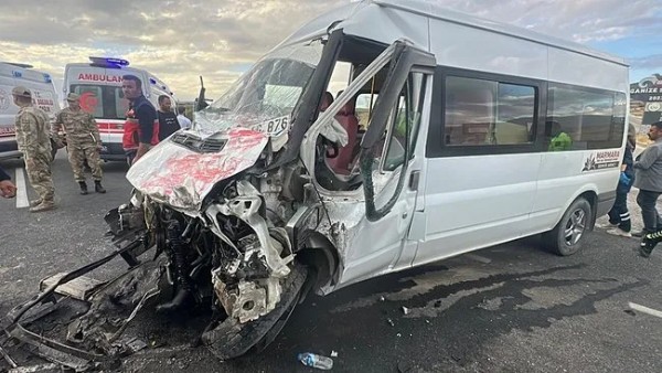 Okul servisi ile TIR çarpıştı! Çok sayıda kişi yaralandı